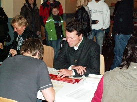 Oberbrgermeister der Stadt Hof, Dr. Harald Fichtner bei der Spenderaufnahme.