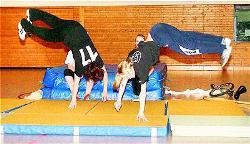 Die ,,cc-flying-pyramids'' von der Realschule Selb in Aktion: Sie fllten die beiden Spielpausen mit akrobatischen Einlagen